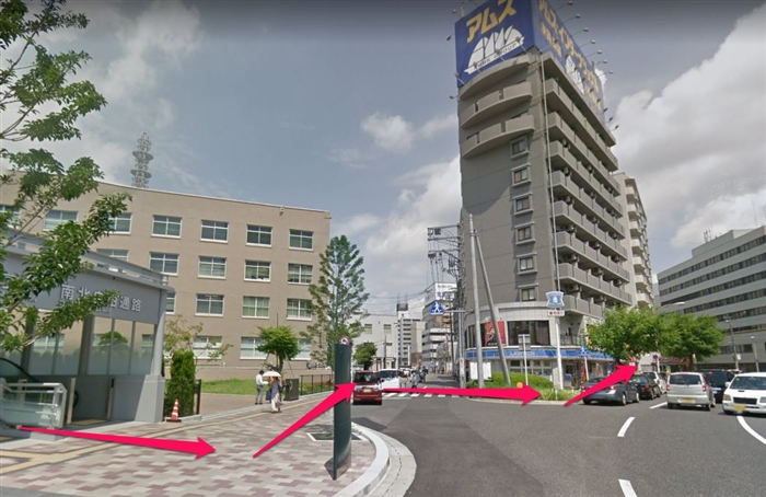 青い看板で「アムス」と書いてあるマンション