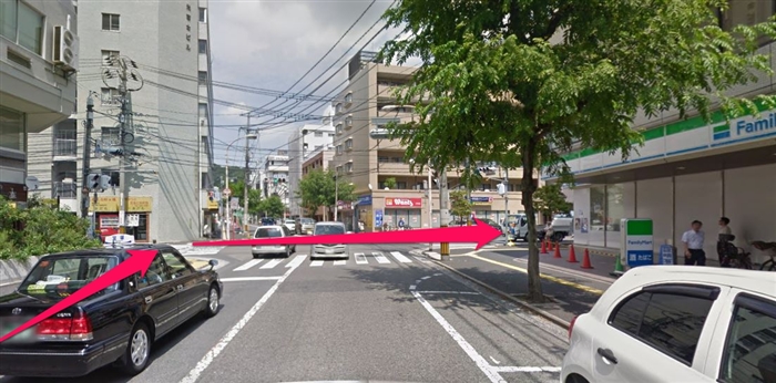 広島の右手にファミリーマートがある交差点